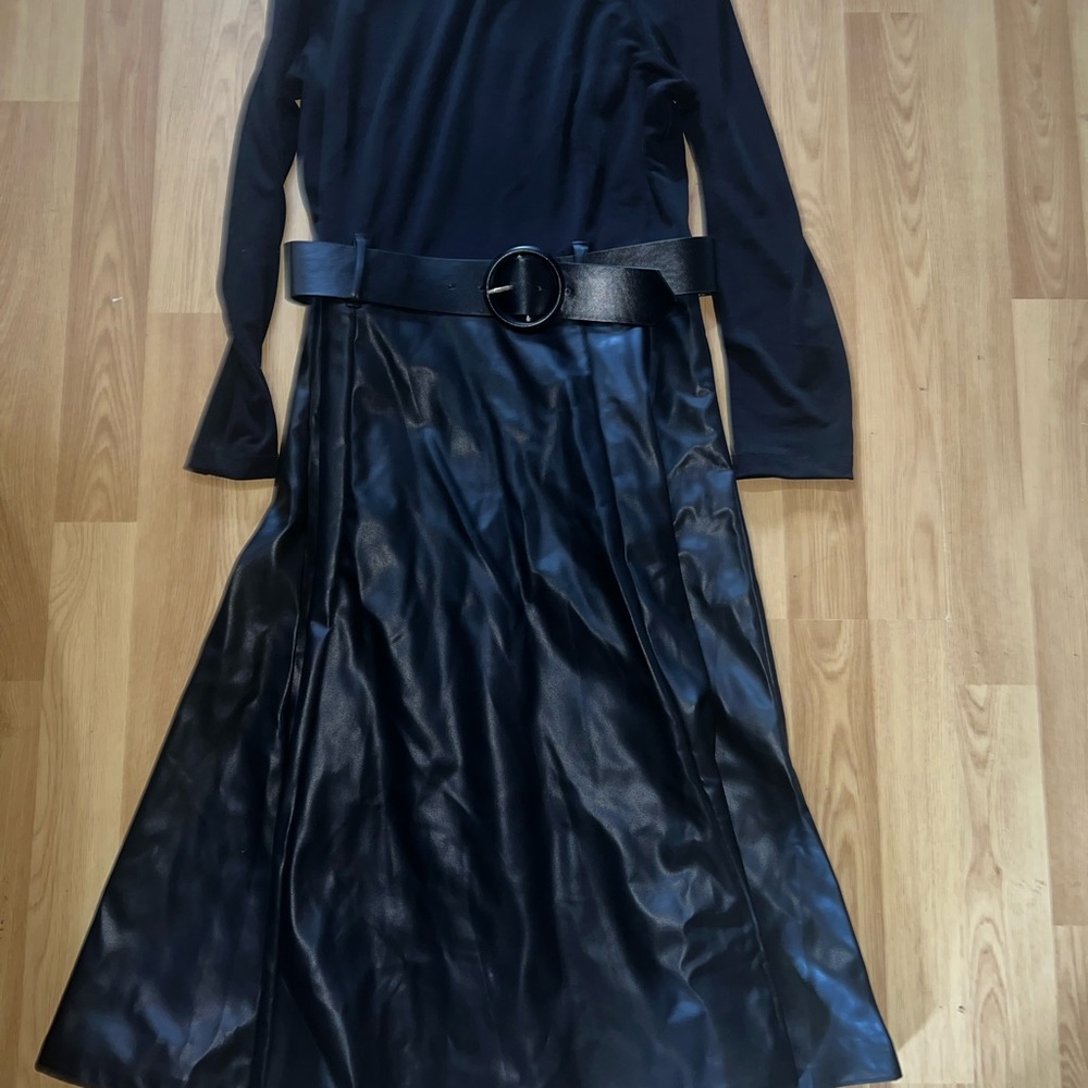 Black Long Sleeve Dress with Belt. Size 4 Calvin Klein